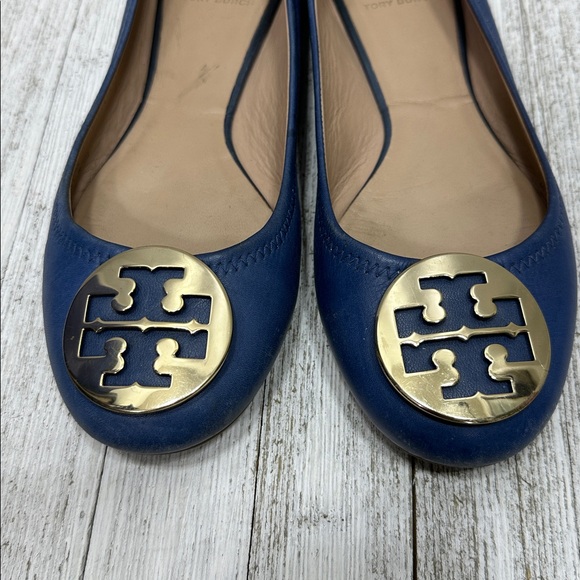 Tory Burch Navy Leather Reva Flats with Gold Logo - Picture 8 of 9